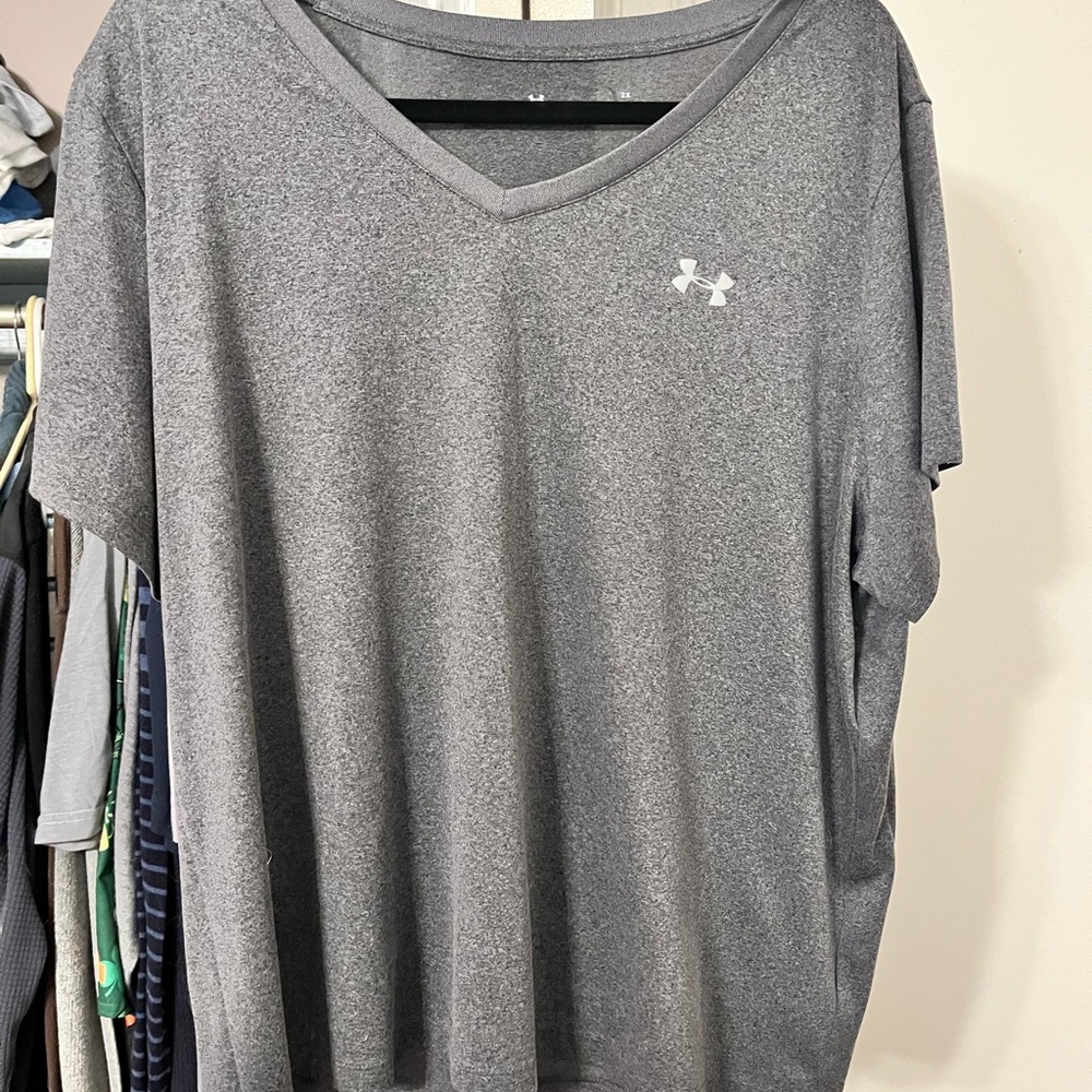 Under Armour Gray Short Sleeve Relaxed T-Shirt - gently worn